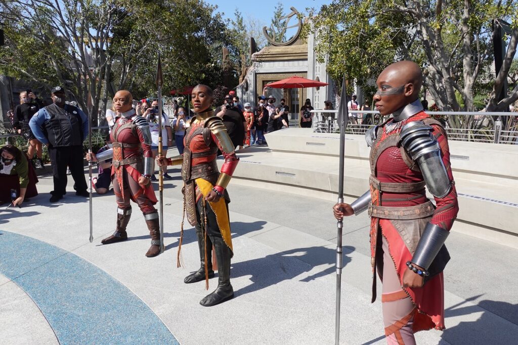 O Novo Pantera Negra e M'Baku caminham pelas ruas do campus dos Vingadores da Disney 27